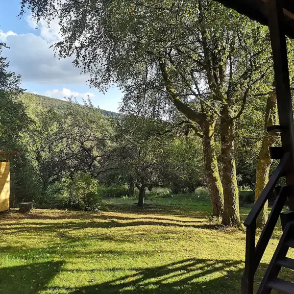 Un vaste jardin pour se détendre