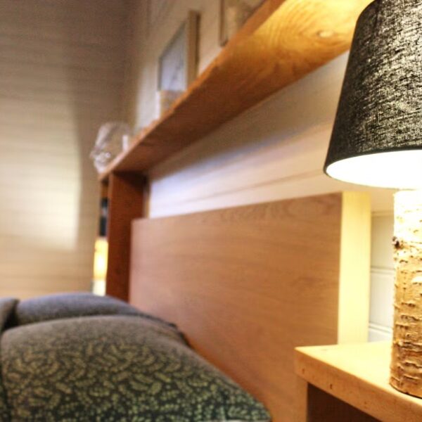 Eclairée par des lampes en bois