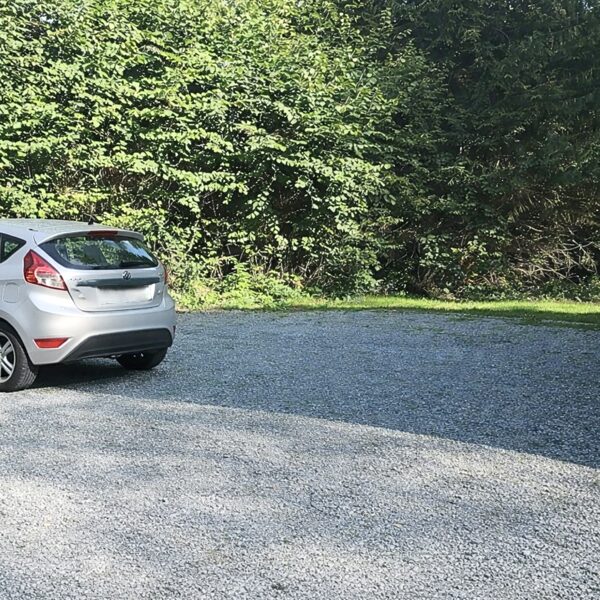 La cour devant le chalet pour se garer