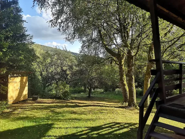 Un vaste jardin pour se détendre
