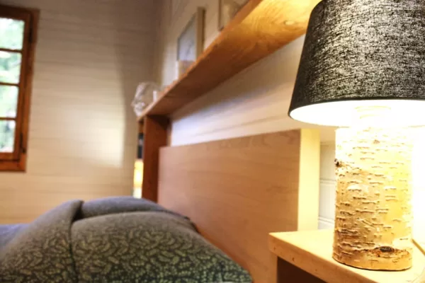 Eclairée par des lampes en bois